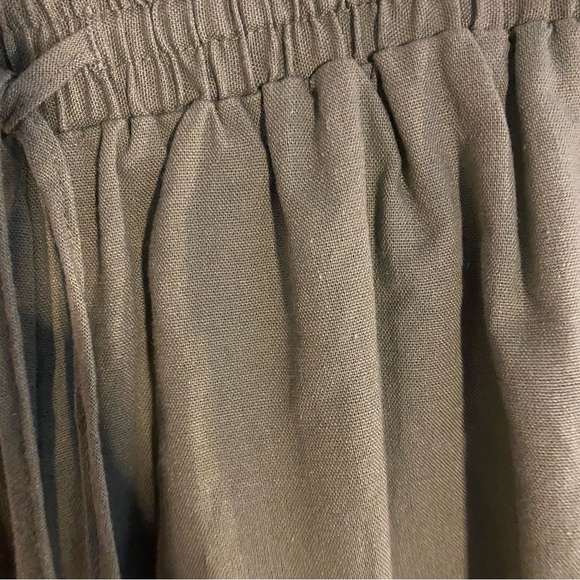 Green linen ruffle shorts - Picture 3 of 3